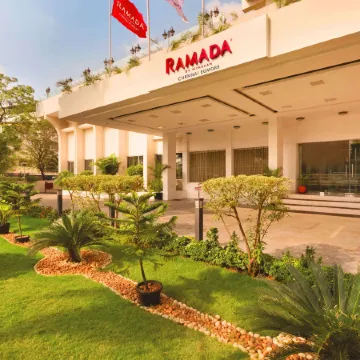 Ramada by Wyndham Chennai Egmore Отели рядом с достопримечательностью «Форт Музей»