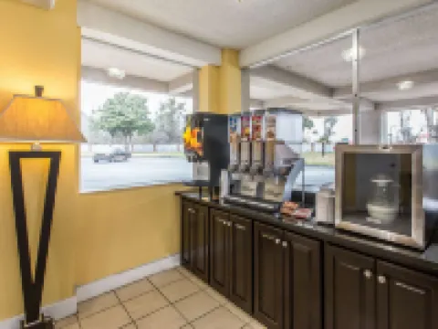 Econo Lodge Byron Near Historic District - Warner Robins Hotels in Byron