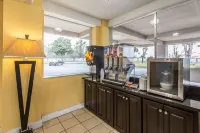 Econo Lodge Byron Near Historic District - Warner Robins Hotels in Byron