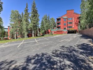 Slopeside Condo with Hot Tub and Game Room Access!