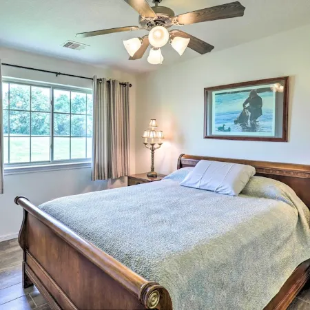 Charming Cameron Farm Retreat ~ 41 Mi to Tamu