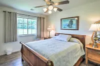 Charming Cameron Farm Retreat ~ 41 Mi to Tamu - parking
