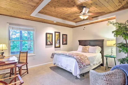 Highlands Home w/ Fireplace, Views, & Trails! - balcón