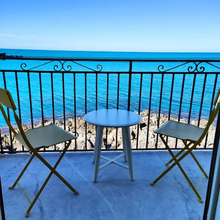 Room in Guest Room - Central Room with Balcony and Amazing Sea View