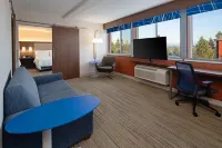 Holiday Inn Express & Suites Seattle-Sea-Tac Airport Hotels in SeaTac
