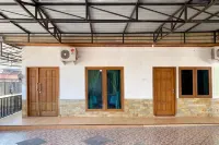 Adipura Guesthouse Syariah Mitra RedDoorz Near Terminal Nganjuk Отели в г. Nganjuk Sub-District