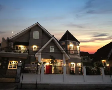 Omah Madam Bed & Breakfast Hotels in Banyumanik
