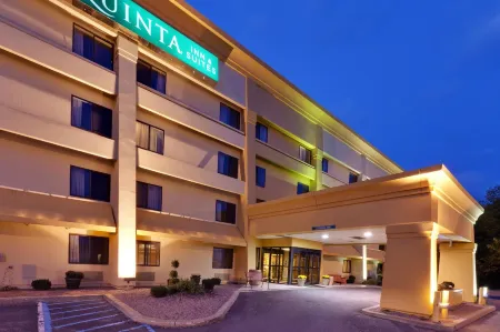 La Quinta Inn & Suites by Wyndham Plattsburgh Отели в г. Платтсбург
