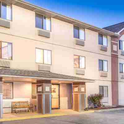 Super 8 by Wyndham Wheeling WV Hotel Exterior