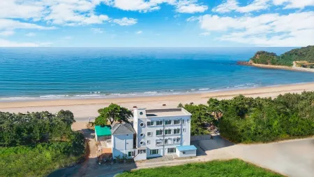 Anmyeondo Badasori Pension Отели рядом с достопримечательностью «Kkotji Beach»