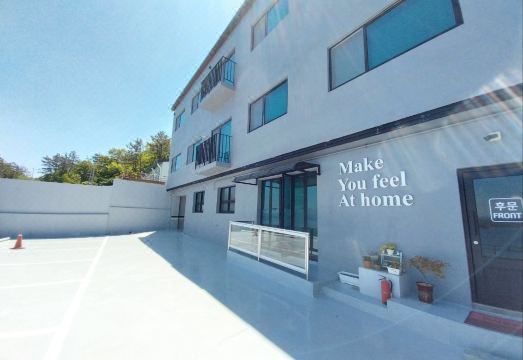 넷플릭스 시청이 가능한 창원 마산 바다뷰 펜션 객실 내부