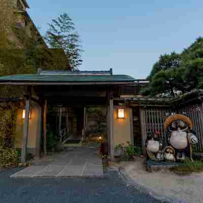 湖上に浮かぶ絶景の宿　千年亭 Hotel Exterior