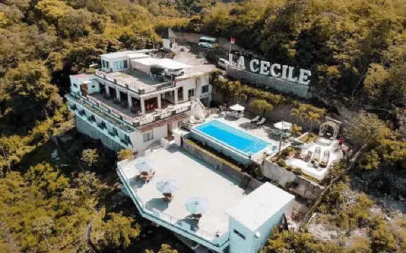 ラ セシル ホテル アンド カフェ コモド