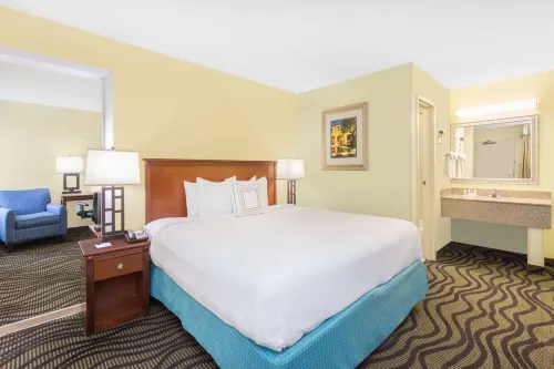 Baymont by Wyndham Savannah Midtown - parkir