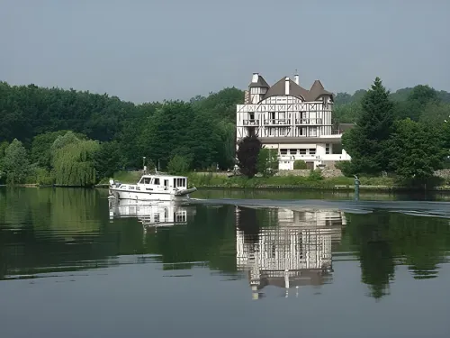 Hostellerie Saint Pierre Hotels in Connelles