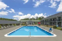 Quality Inn & Suites - Pools