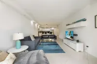 Beach Steps Away, Park View 1BR in Sunny Isles with WiFi, AC