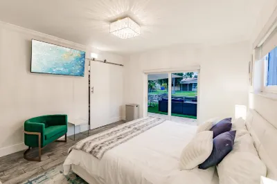 Heated Pool, Hot Tub and Stylish Lounge Area - Spacious Elegant Haven