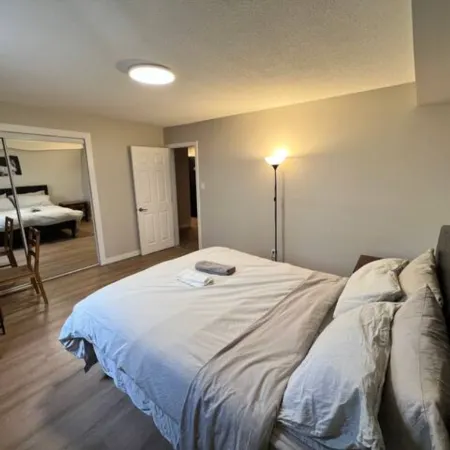 Cozy 1 Bedroom Rental with Den free parking Close to University