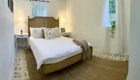 One Wee Cottage, A romantic secluded Provincial  abode surrounded by vineyards Hotels near Verso Books
