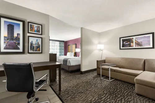 La Quinta Inn & Suites by Wyndham Newark - Elkton - parking