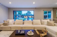 Your Own Private RESORT!🏝9BR/10BA Gated Compound✰ HUGE Pool, Gym, Yard, Parking Hotels in Studio City