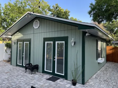 Riverside Casita: semi-private pool, spa, dock, garden oasis, 5 min to downtown!