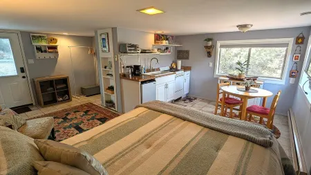 Cottage near Uptown Short Walk to Tlaquepaque Arts and Crafts Village and trails Отели рядом с достопримечательностью «Часовня святого Креста»