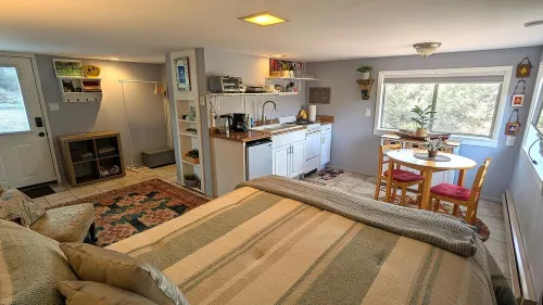 Cottage near Uptown Short Walk to Tlaquepaque Arts and Crafts Village and trails
