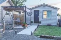 Adorable cottage with king Size bed and a short distance to WW University