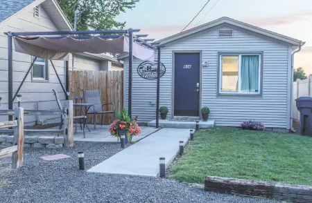 Adorable cottage with king Size bed and a short distance to WW University Отели в г. Гарретт