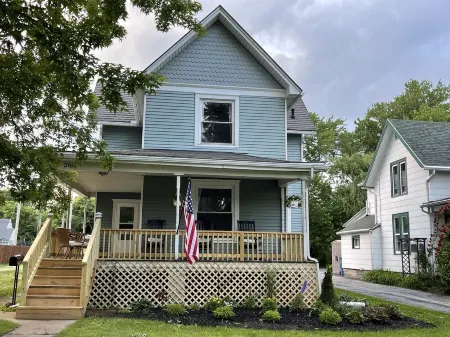 1904 Folk Victorian -- walk to the Jet Express! Sleeps 8