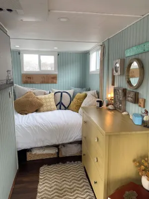Cozy houseboat escape surrounded by breath taking views across from Rocky Neck!