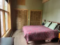 Lake front NEW Cabin 2bd 2b AC/WIFI, kayak, beach, fish, firepit