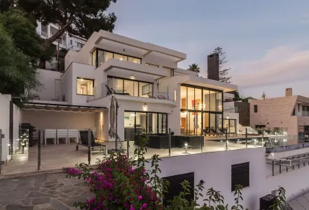 Beautifully located luxury private villa with heated pool and jacuzzi Отели рядом с достопримечательностью «Playa Salobreña»