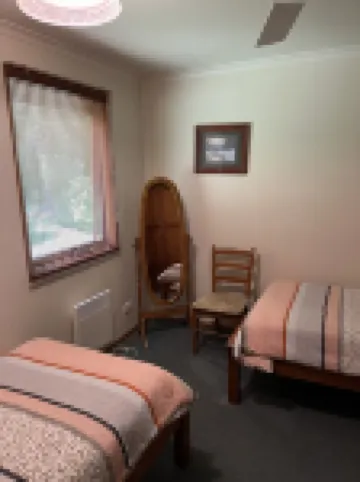 Alpine Delux Cottage, 8 acres of magnificent garden on the Ovens River.