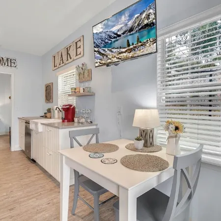 Beautiful Lakeview 1 bedroom/1 bath unit