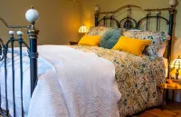 Whatley Cottage, Rural Retreat. Pet Friendly.