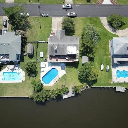 Family Friendly Beach House. Pool, Hot Tub, Walk to Beach. Dog Friendly, Fenced Отели рядом с достопримечательностью «Пляж Сандбридж»
