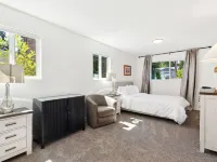 Charming 2-bedroom house in wonderful Burien with 500mbps  speed WiFi, Hotels in Burien