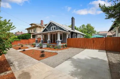 Location! Historic Downtown~Cowls Bungalow & Carriage House, Fenced Dog-Friendly