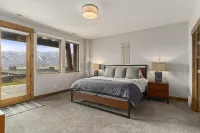 New Powder Mountain Modern Retreat w/ private Hot tub