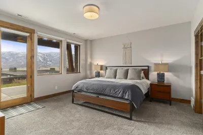 New Powder Mountain Modern Retreat w/ private Hot tub
