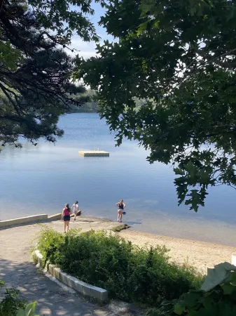 Cape Cottage with Lake Access, Minutes from Beaches! Отели в г. Сандуич