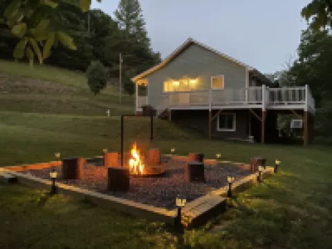 Hot Tub+Fire Pit, WiFi, Close to Avl+Burnsville! Perfect Location! Easy Access!