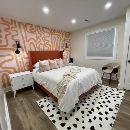 Eccentric Privy-Sleeps6. 2nd floor & outdoor deck