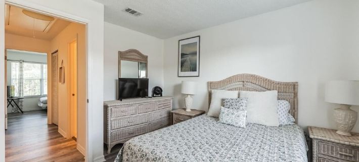 Florida Beach Hideaway – Steps from the Sand! • Pool • Fast WiFi • Free Parking アイオナのホテル