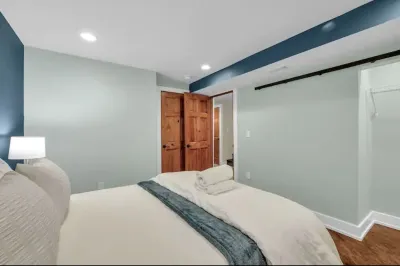 Relaxing home with hot tub - close to downtown