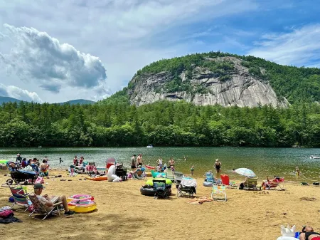 Spacious 3Br - 5 Mins to Echo Lake & Storyland - Comfy & Perfect for Families! Отели в г. Конуэй