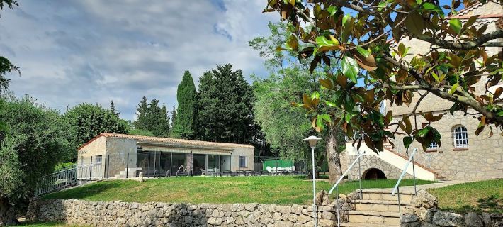 Beautiful Provencal Stone Villa with Large Pool and Pool House グラースのホテル